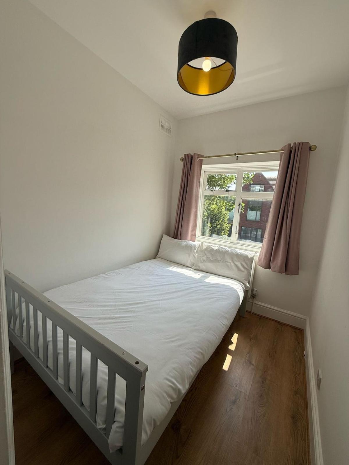 Lovely 4 Bedroom House In Southfields Near Wimbledon *